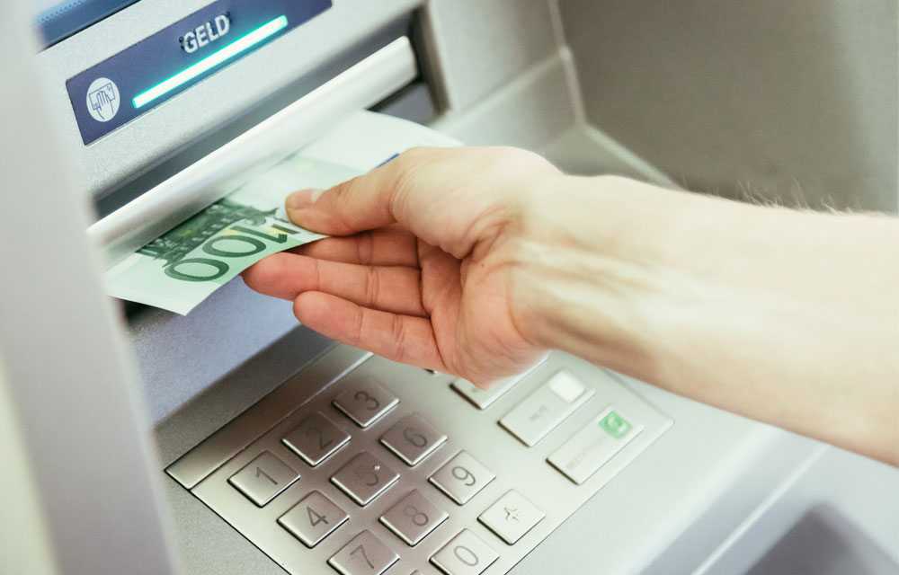 Jugendlicher schubst 91-Jährige am Geldautomaten und raubt Bargeld - Zeugen gesucht!